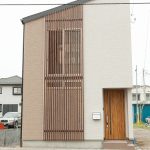 狭小敷地に建つ光と風の抜ける家