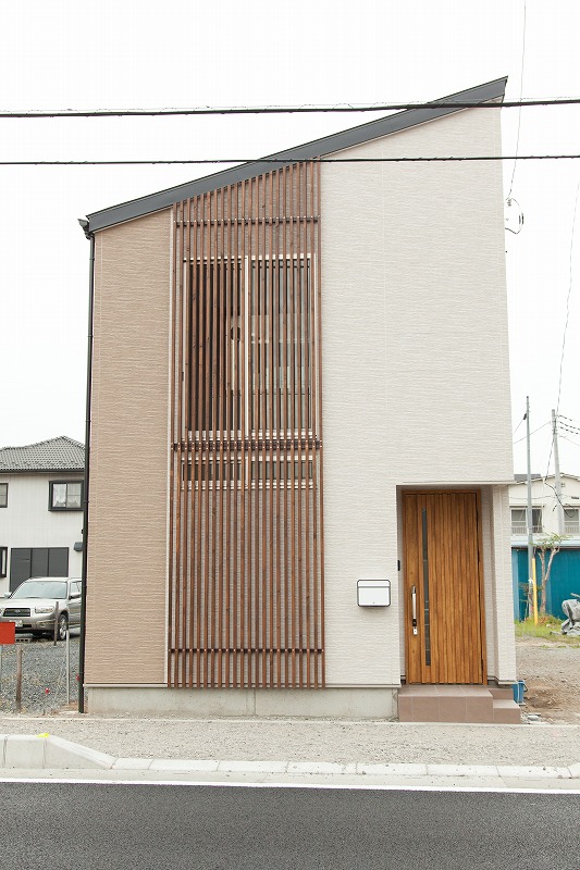 狭小敷地に建つ光と風の抜ける家