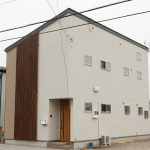 狭小敷地に建つ光と風の抜ける家