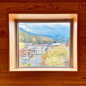 紅葉から雪へ、12月の秩父で、お試し移住するなら、丸山工務店の『秩父杉の家-絆-』